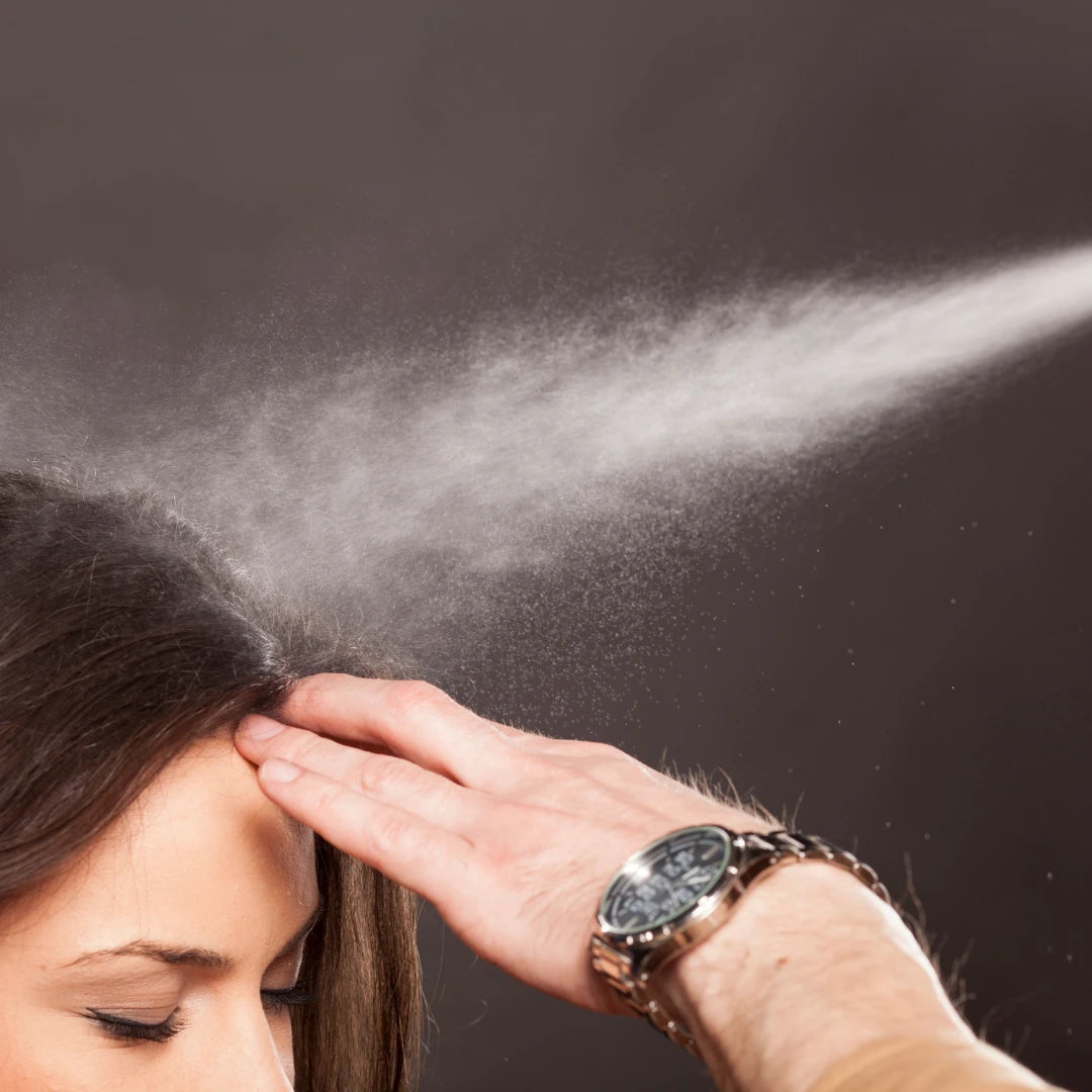 Aplicación de Laca Fijación Normal S’Nonas 400ML sobre el cabello de una chica en Gran Canaria