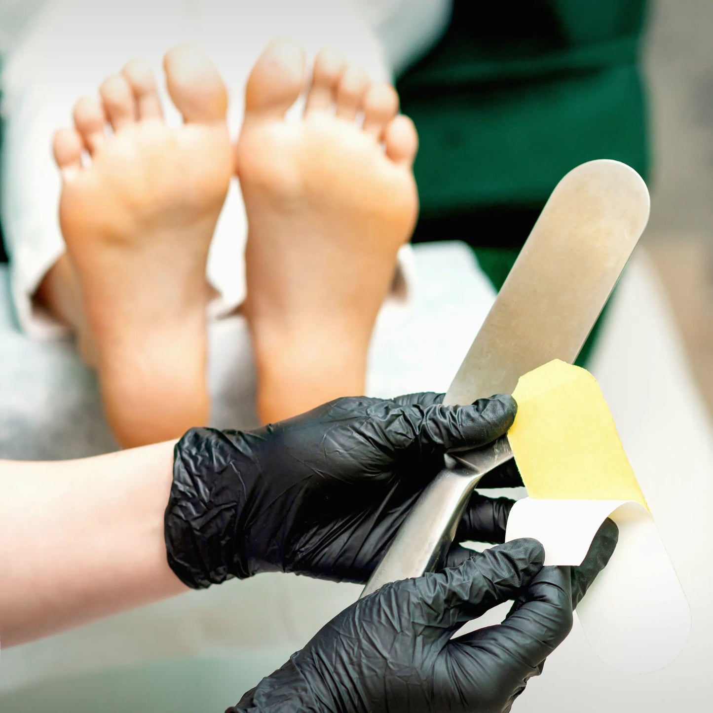Pedicurista colocando una lámina de lima desechable en el Mango Metálico Raspacallos Pollie para el cuidado de los pies