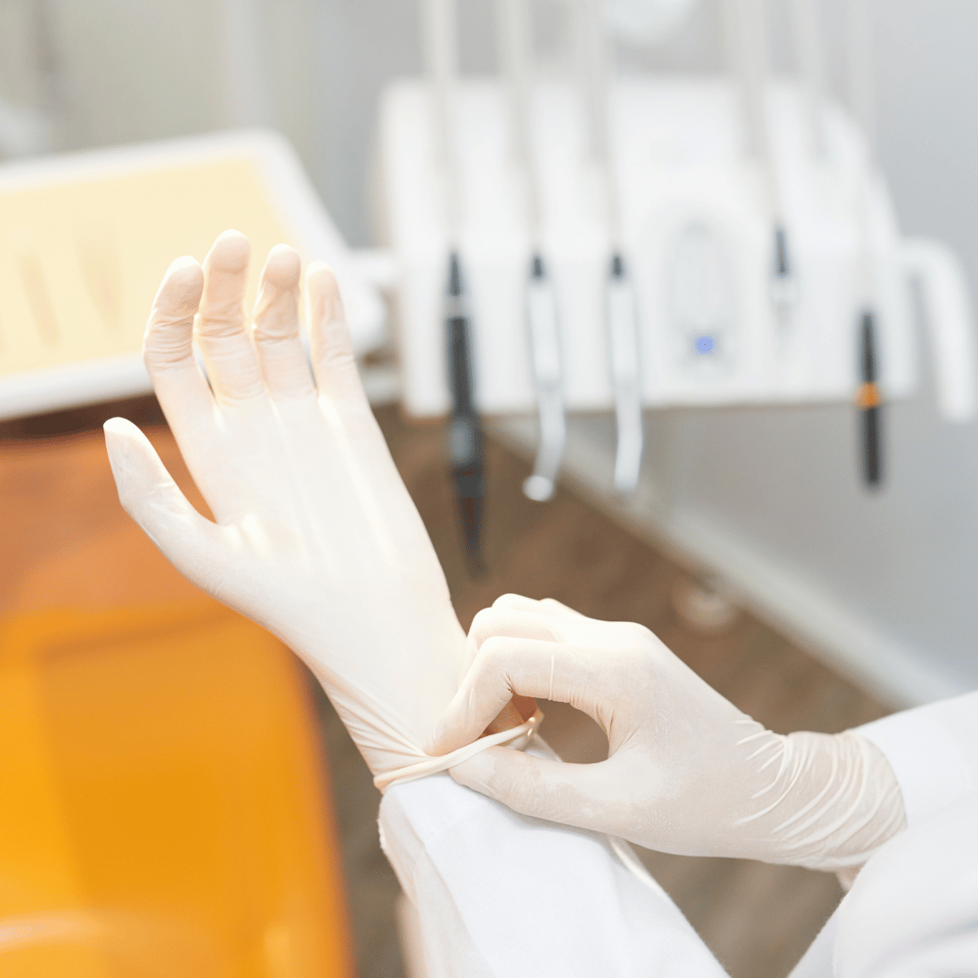 Profesional de la salud usando guantes de látex blanco sin polvo en clínica dental u hospital en Gran Canaria, garantizando higiene y precisión médica.