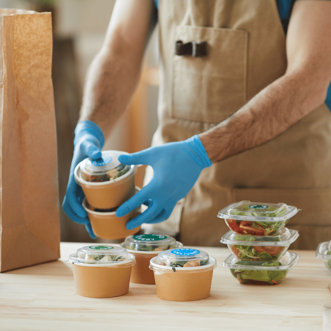 Uso de guantes de nitrilo azul sin polvo en cocina profesional dentro del sector HORECA en Gran Canaria. Seguridad alimentaria e higiene garantizada.
