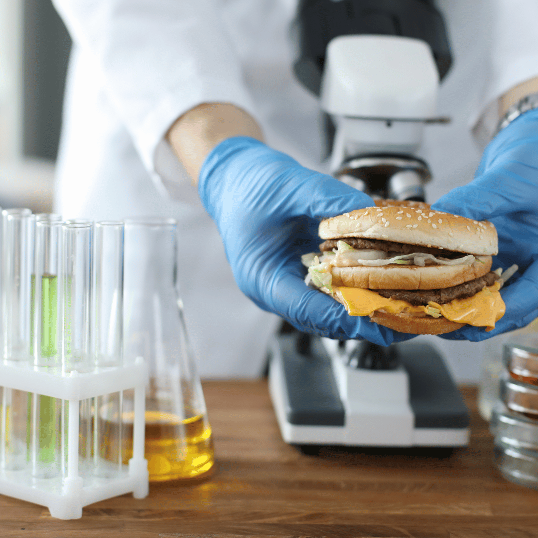 Profesional de laboratorio usando guantes de nitrilo azul sin polvo, perfectos para trabajos de precisión y manejo de sustancias químicas en Gran Canaria.