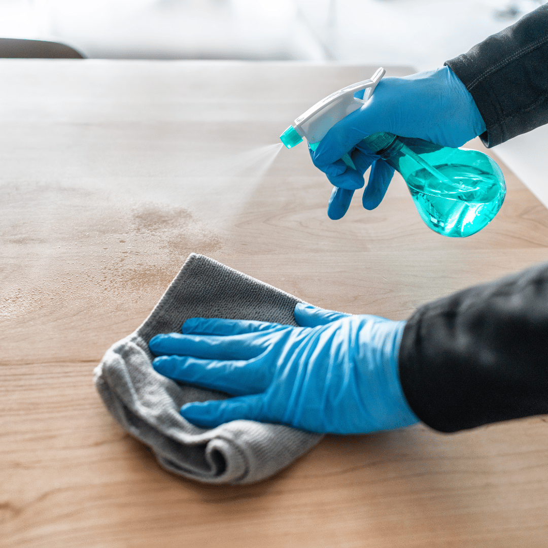 Guantes de nitrilo azul en acción durante tareas de limpieza profesional. Protección contra productos químicos y gran agarre en condiciones húmedas y secas.