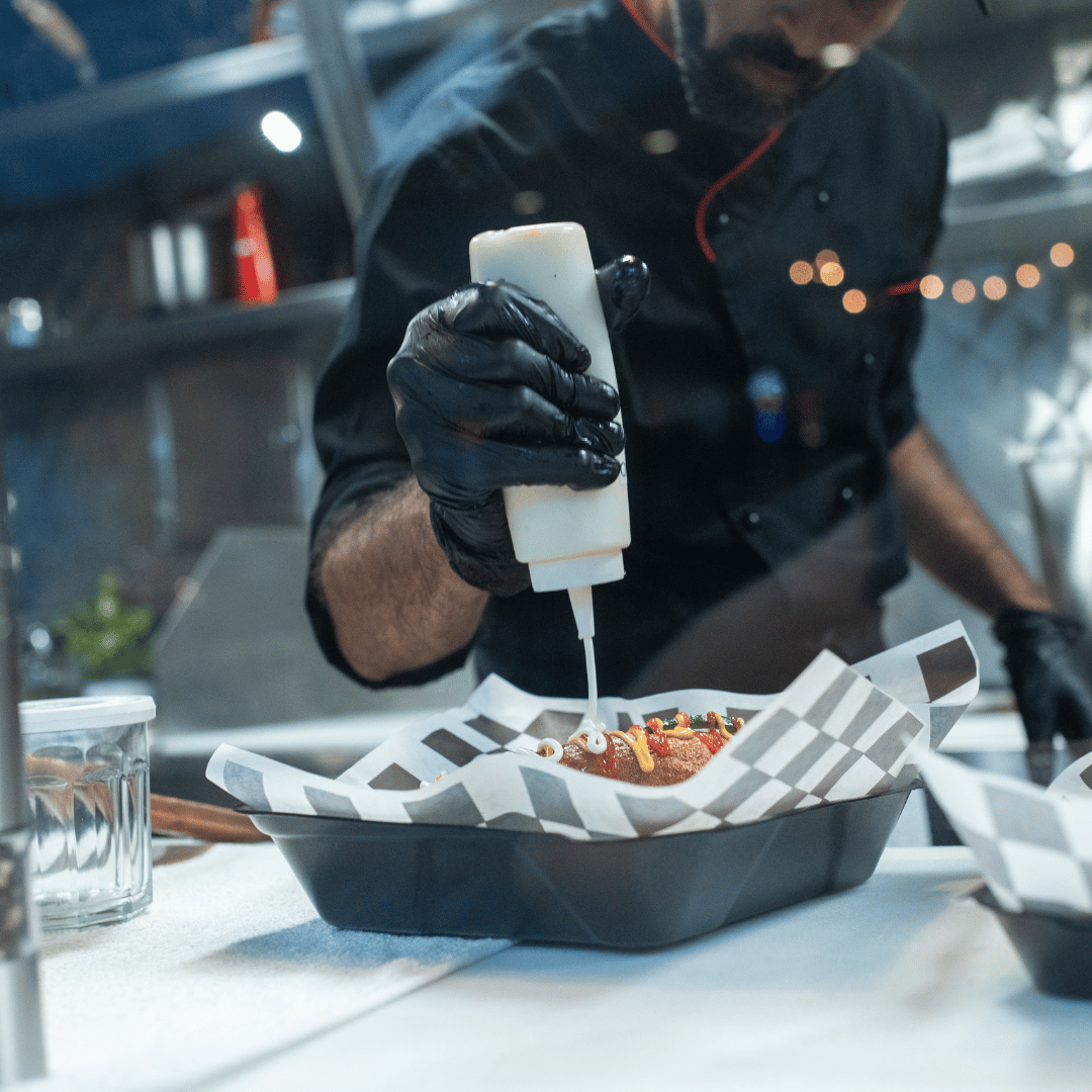 Guantes de nitrilo diamantado en cocina profesional del sector HORECA en Gran Canaria.