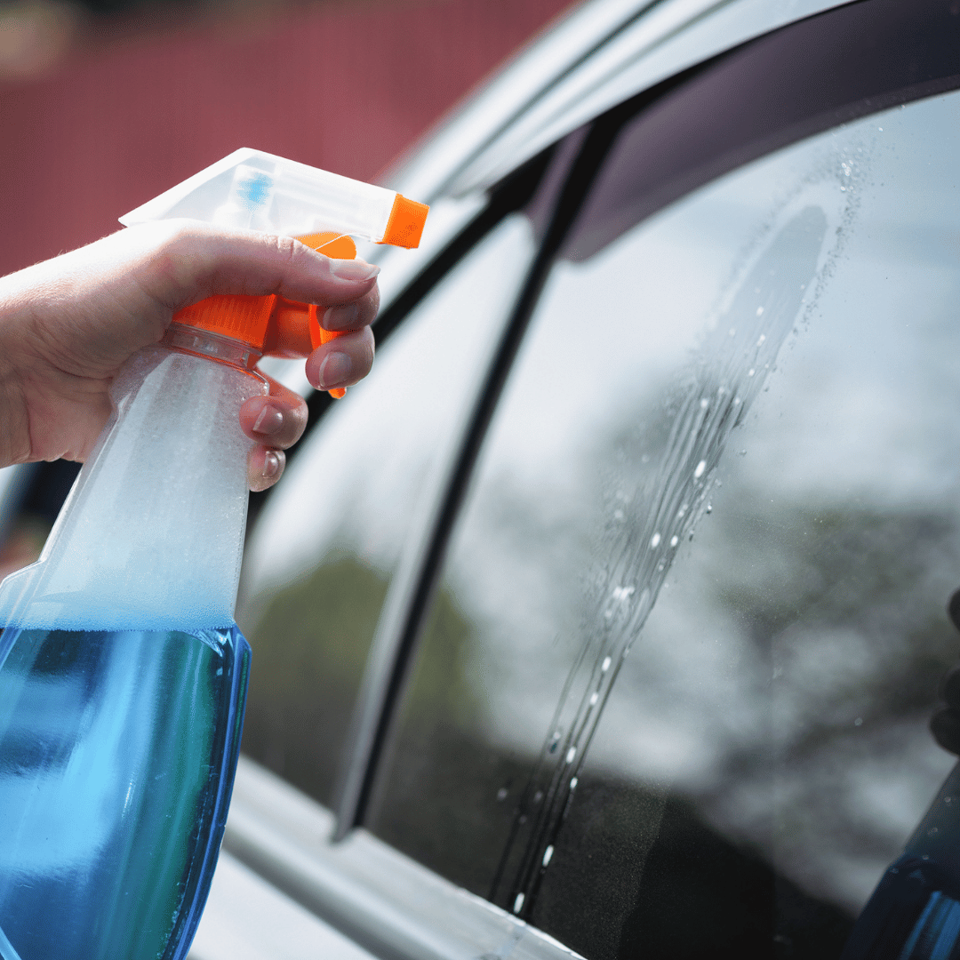 Limpieza de cristales de coche con bobina de papel industrial celulosa absorbente sin dejar residuos.