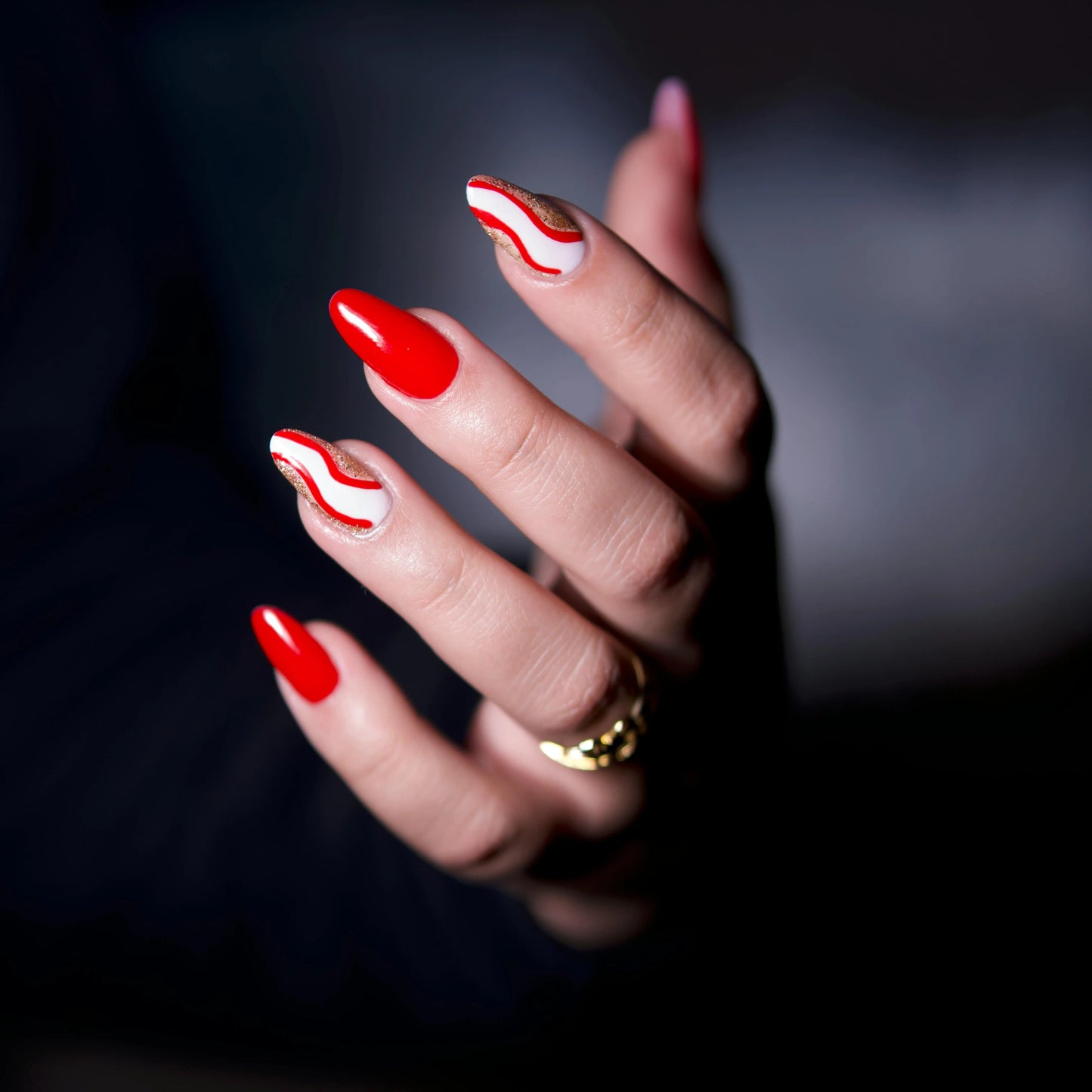 Mano con uñas perfectamente limadas y esmaltadas tras utilizar la Lima de Uñas Negra Curva 100/180 Pollié en Gran Canaria