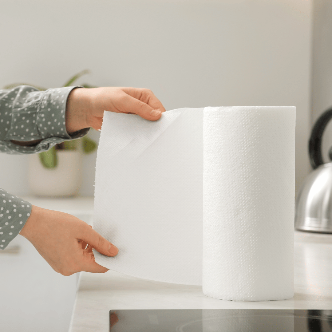 Persona usando Papel Cocina Megarollo 66 metros en hogar en Gran Canaria, ideal para limpieza diaria y tareas domésticas con papel absorbente barato.