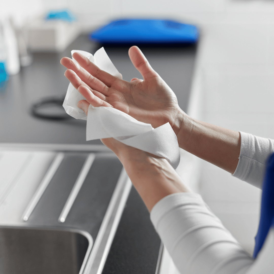 Personal de limpieza en Gran Canaria utilizando Papel Cocina Megarollo 66 metros, papel de cocina barato y resistente para usos múltiples.