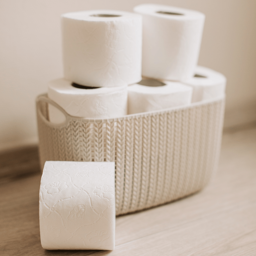 Paquetes de papel higiénico doméstico de 8 rollos guardados en bolsa para uso en hogares y oficinas pequeñas