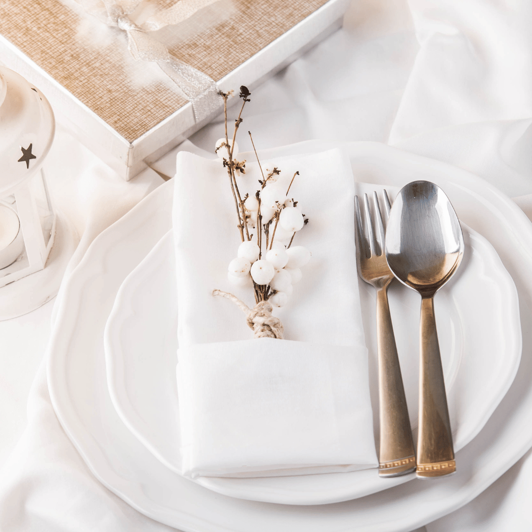Mesa de catering con servilletas 30x40 PP 1/6 blancas; elegancia y practicidad para bodas y eventos en Canarias.