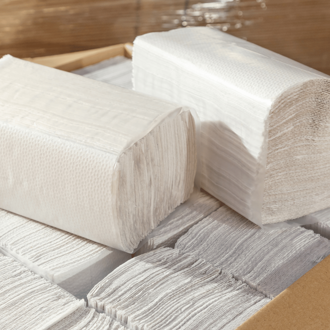 Paquete de 190 toallas de papel Zig Zag colocado sobre caja de 20 paquetes para distribución profesional en Gran Canaria.