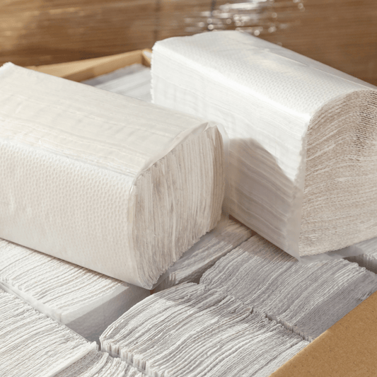 Paquete de 190 toallas de papel Zig Zag colocado sobre caja de 20 paquetes para distribución profesional en Gran Canaria.
