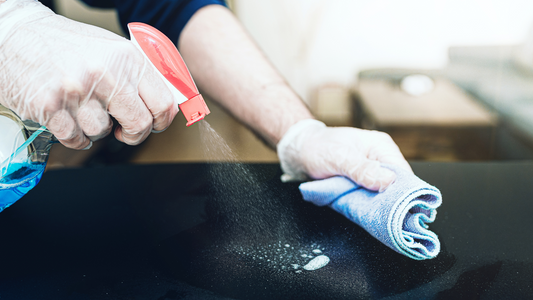 Portada de la guía definitiva sobre tipos de guantes desechables y sus usos en sectores como sanidad, automoción y alimentación, con DMP Gran Canaria como líder en distribución.
