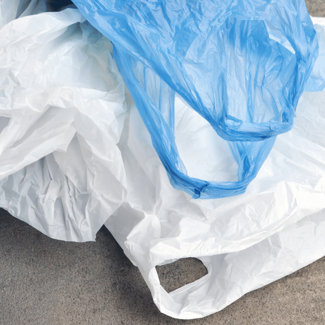 Colección de bolsas de plástico desechables para hostelería, alimentación y comercio en Gran Canaria, con diferentes formatos y resistencias.