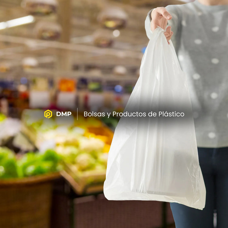 Persona sujetando una bolsa de plástico en un establecimiento comercial en Gran Canaria.
