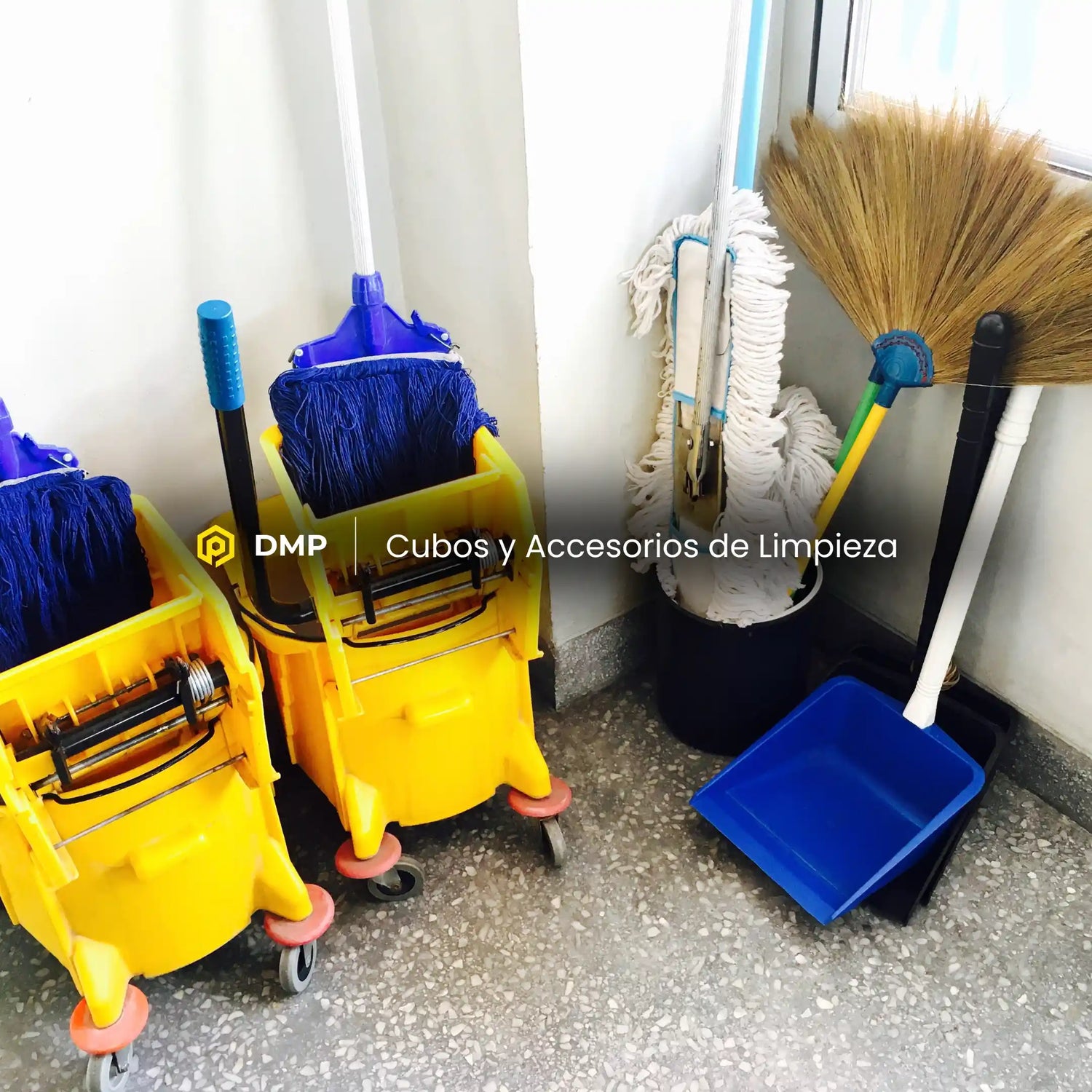 Cubos de fregar y diferentes accesorios de limpieza profesional organizados en una zona de mantenimiento de una empresa en Gran Canaria.