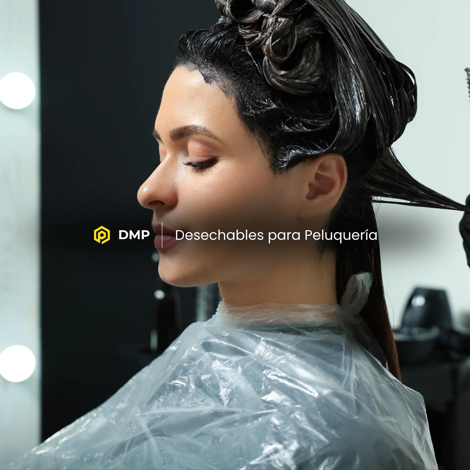 Profesional preparando toallas, papel de cuello, capas y material desechable para peluquería en Gran Canaria