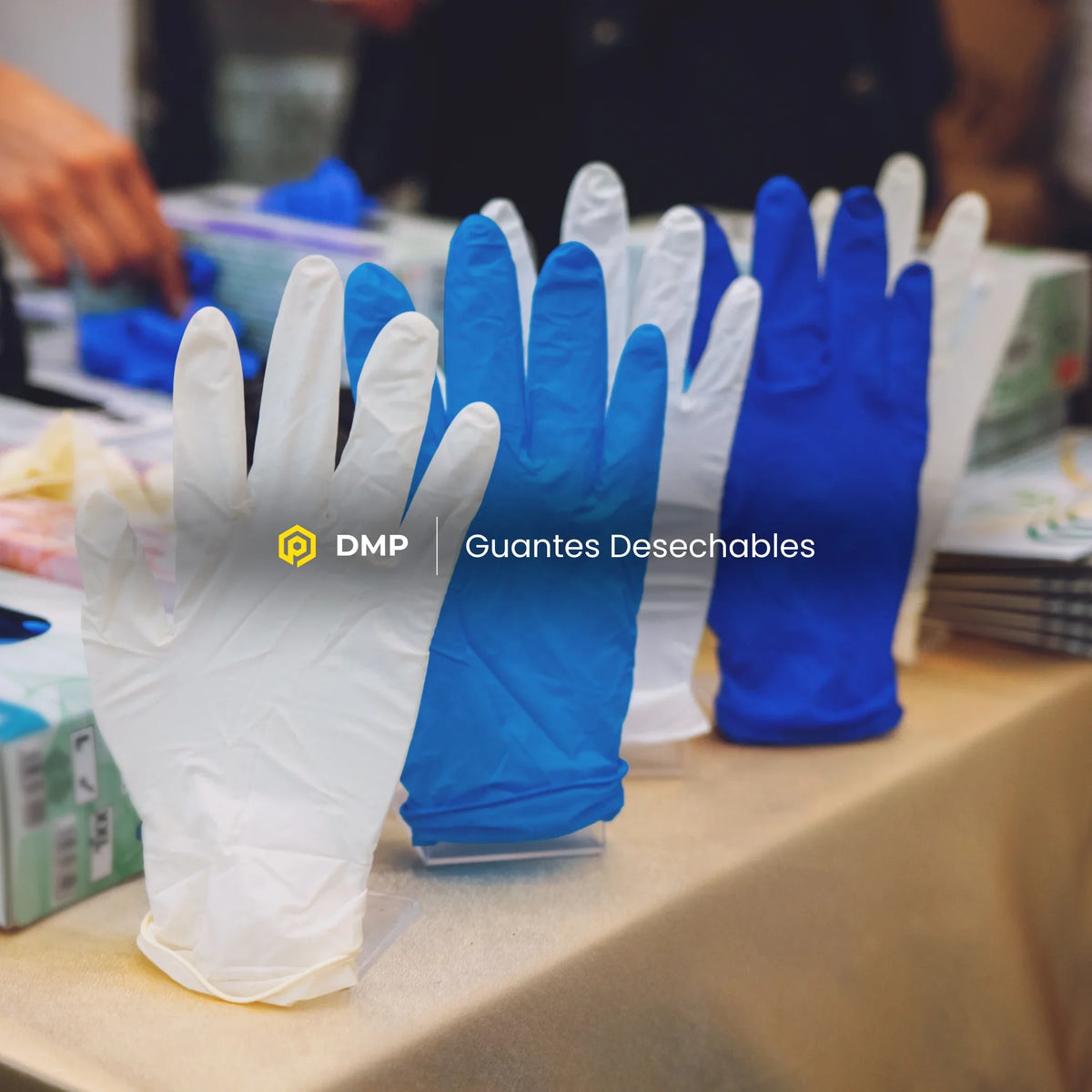 Exposición de diferentes tipos de guantes desechables en colores azul, blanco, negro y rosa, con distintas opciones y materiales para uso profesional.