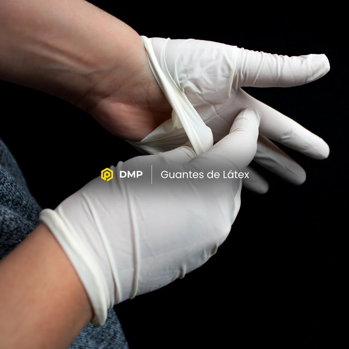Persona utilizando guantes de látex blancos desechables para proteger sus manos durante el desarrollo de una actividad profesional.