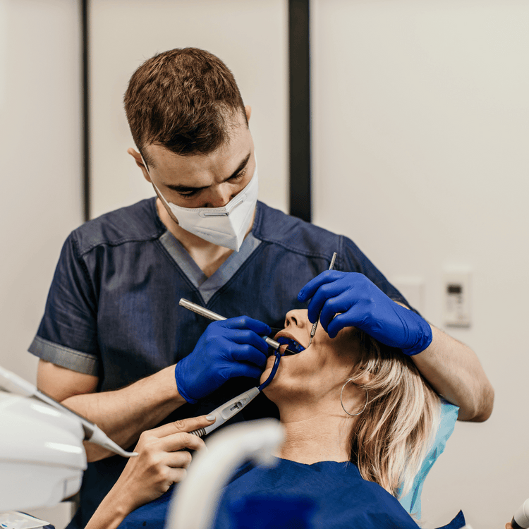 Productos desechables para clínicas dentales en Gran Canaria: Guantes, Baberos Dentales, Mascarillas, Agua Desionizadas.