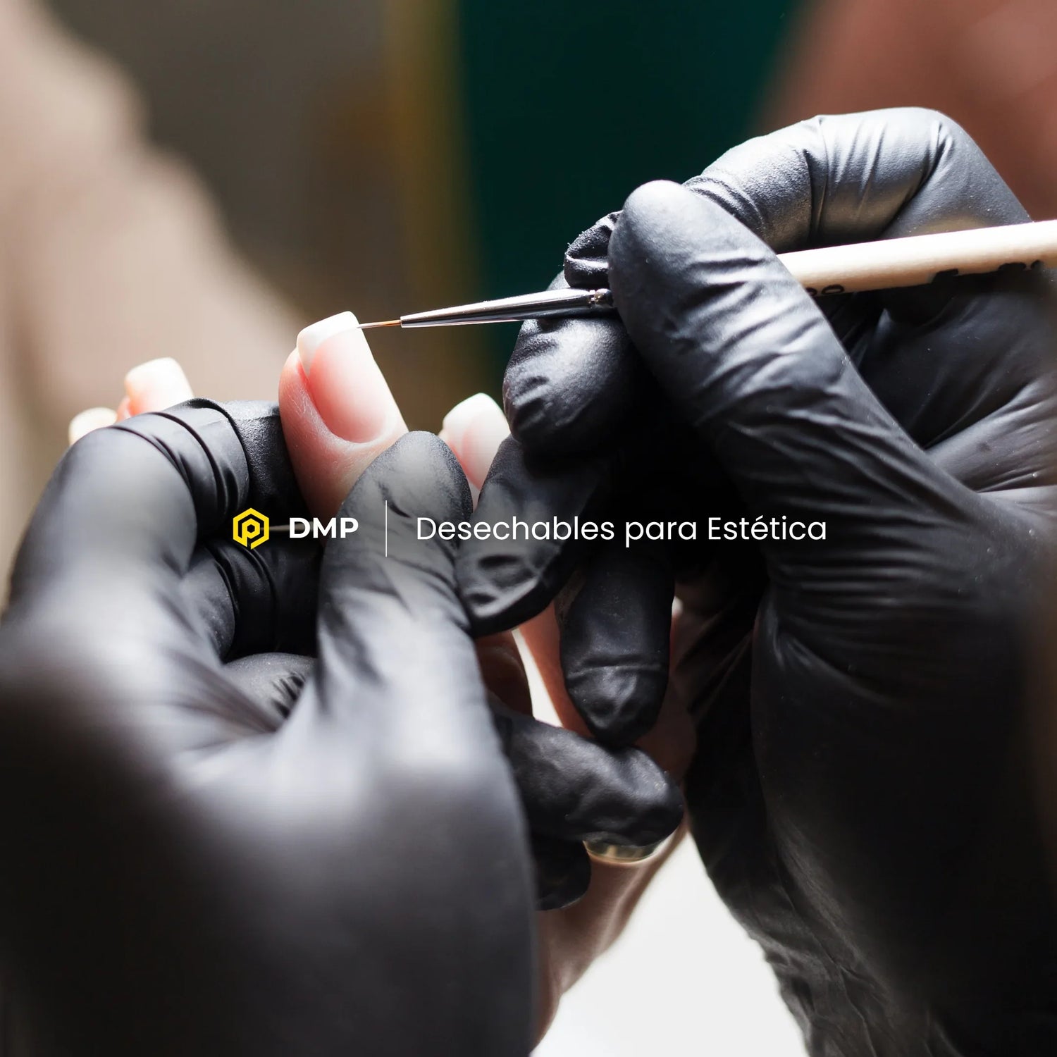 Profesional preparando una cabina con guantes, papel de camilla, toallas y material desechable para estética en Gran Canaria
