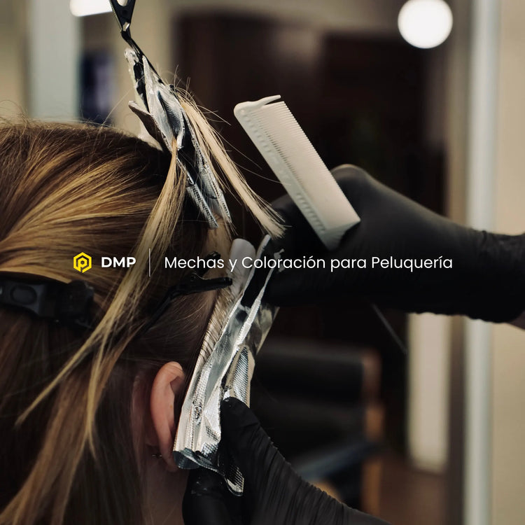 Peluquera preparando aluminio y material profesional para realizar Color y Mechas en Gran Canaria