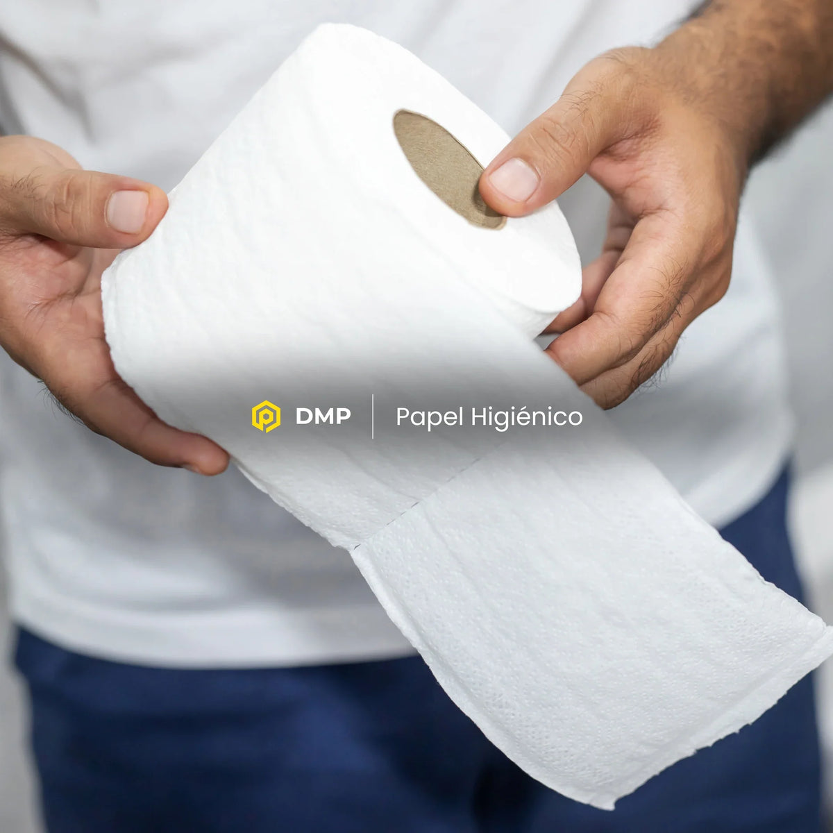 Rollos de papel higiénico profesional colocados sobre una superficie, para el suministro de aseos en empresas, comercios y establecimientos de Gran Canaria.
