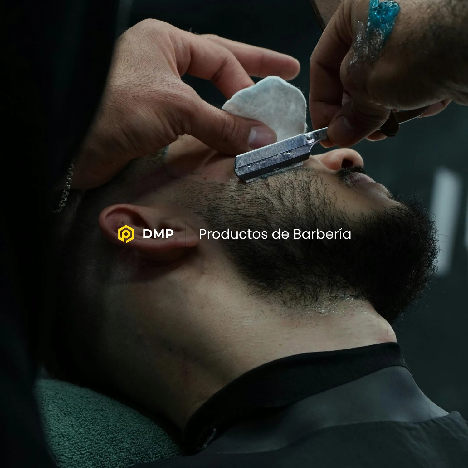 Barbero preparando hojas de afeitar, crema y material profesional de barbería en Gran Canaria