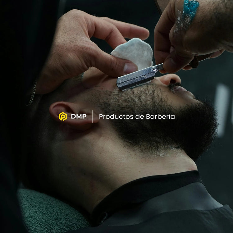Barbero preparando hojas de afeitar, crema y material profesional de barbería en Gran Canaria