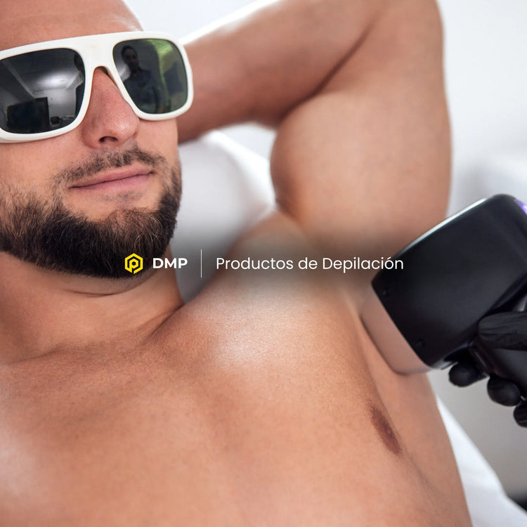 Profesional realizando una depilación a cliente masculino en la axila con productos de depilación profesional de DMP en una cabina de estética de Gran Canaria