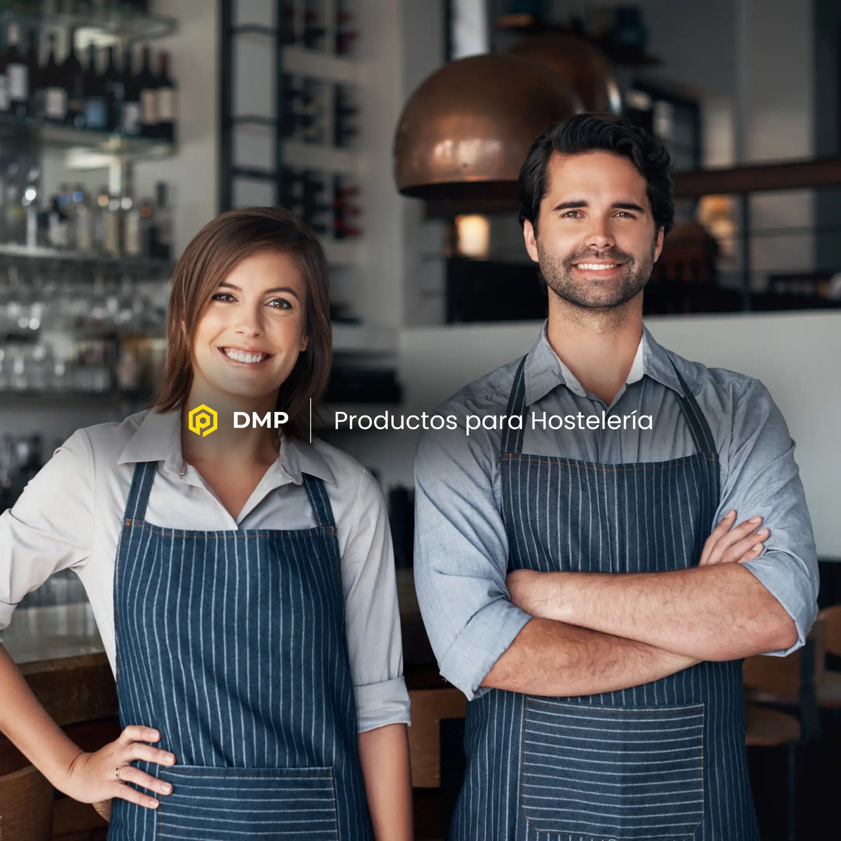 Equipo de un negocio familiar de hostelería posando en el interior de un restaurante en Gran Canaria.