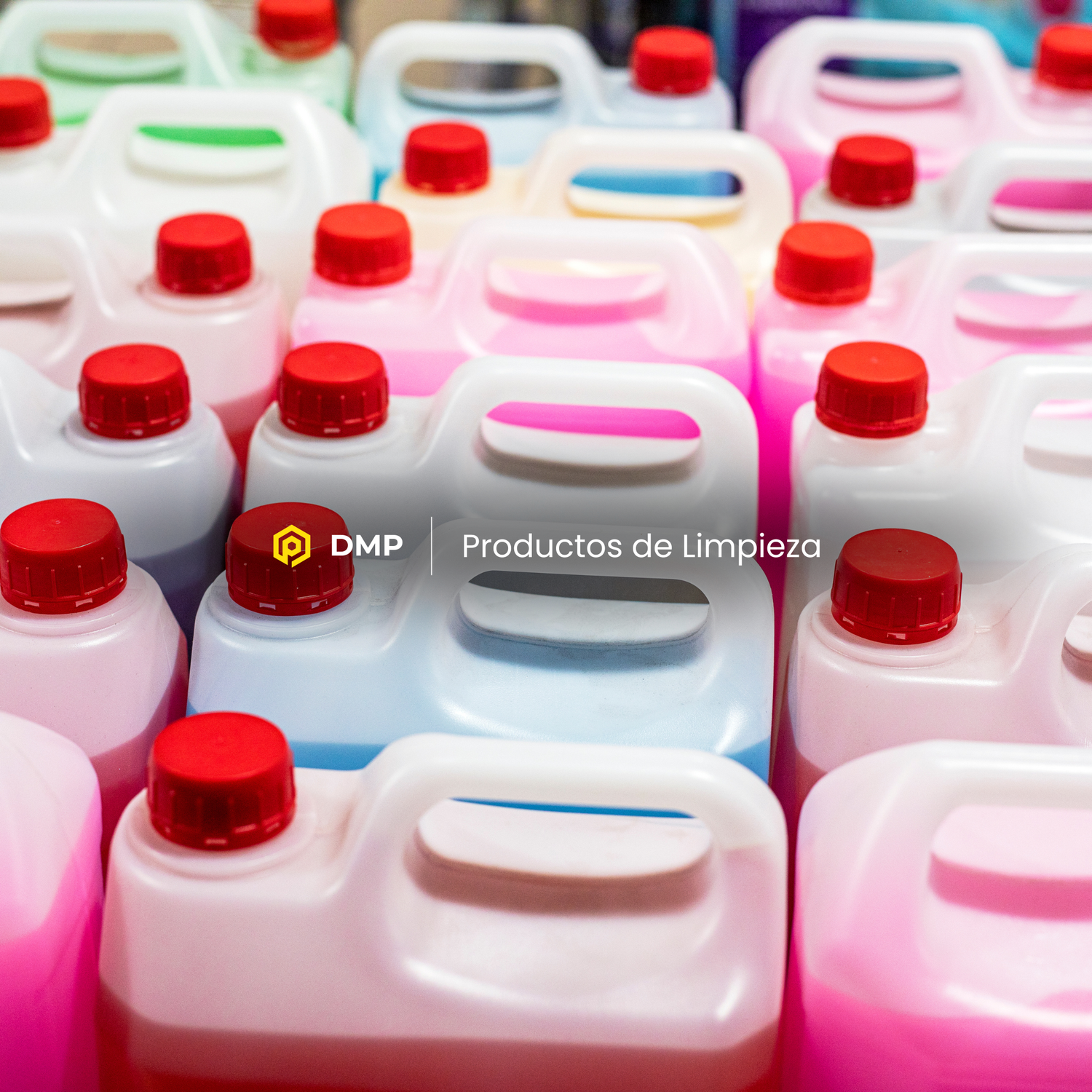 Fila de productos de limpieza variados de DMP en Gran Canaria, representando soluciones para suelos, superficies, fregasuelos, multiusos, baños, wc y lavavajillas.