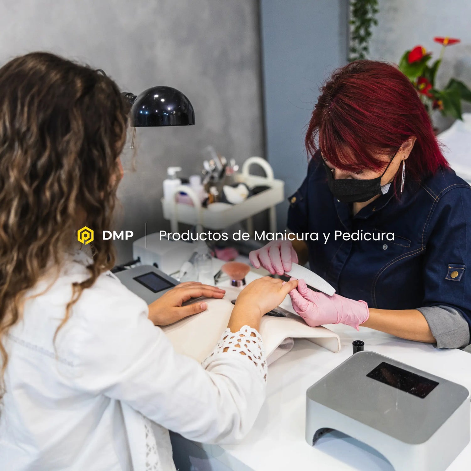 Manicurista limando las uñas de una clienta con material profesional de manicura y pedicura en Gran Canaria de DMP