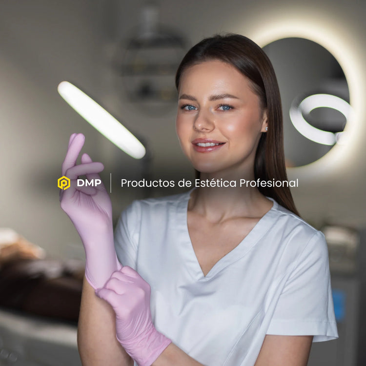 Profesional realizando un tratamiento en una cabina con material y productos de estética en Gran Canaria