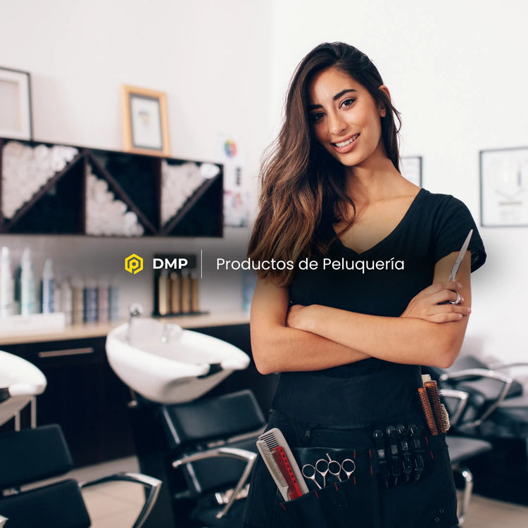 Profesional preparando productos y material de peluquería en un salón de Gran Canaria