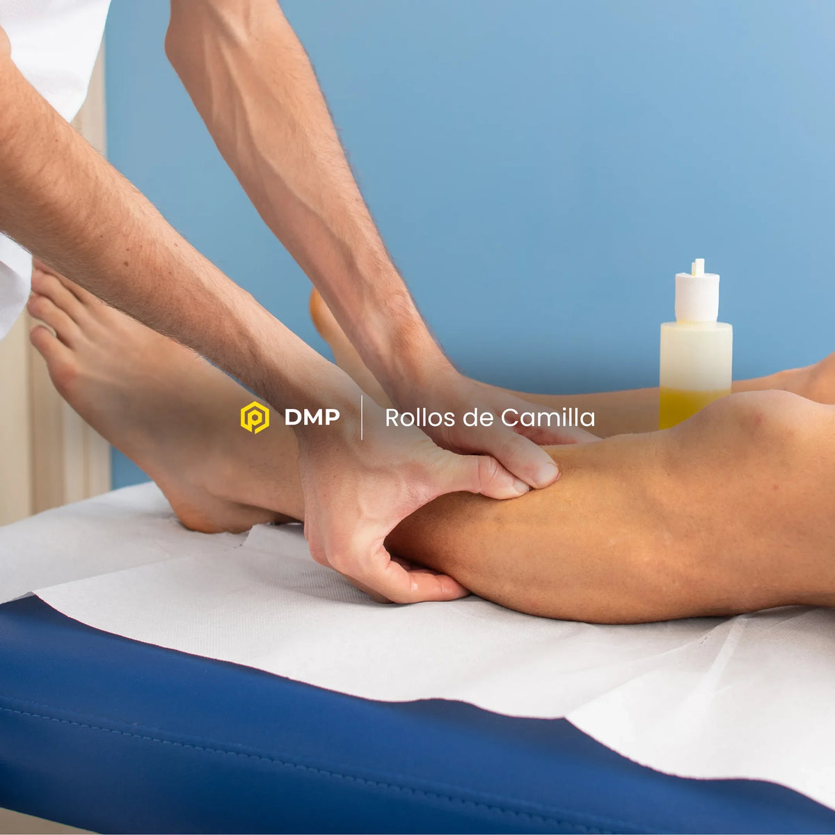 Rollo de papel desechable extendido sobre una camilla para proteger la superficie en centros de estética, masaje y otros entornos profesionales.