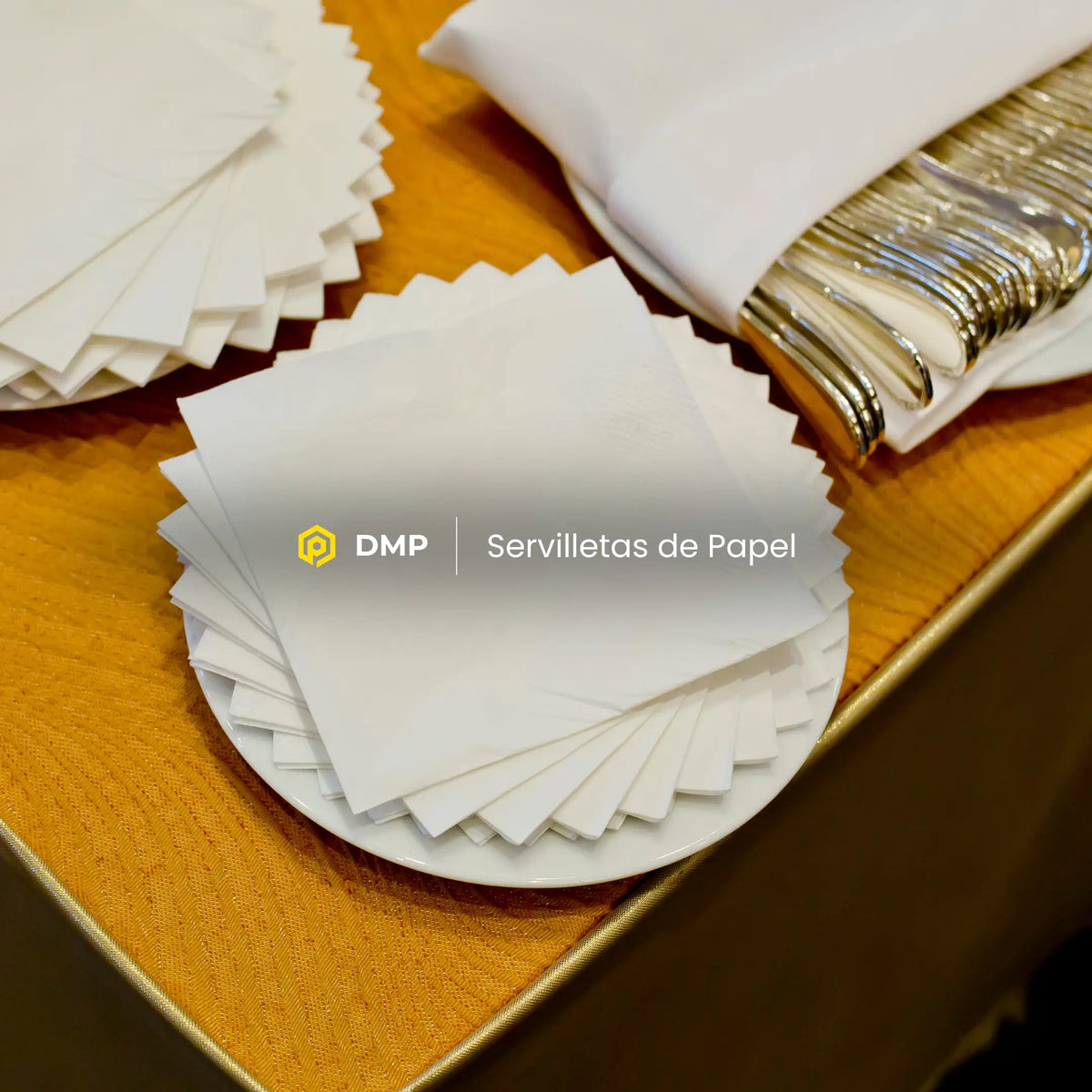 Vista superior de servilletas de papel dispuestas sobre una mesa, representando el suministro de servilletas para hostelería y restauración en Gran Canaria.