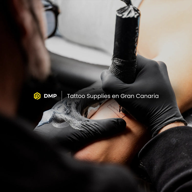 Tattoo supplies con guantes negros, papel hectográfico, film y material profesional para tatuadores en Gran Canaria
