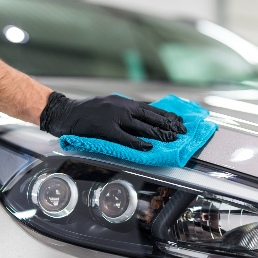 Guantes de nitrilo resistentes para automoción y talleres mecánicos en Gran Canaria, disponibles en la tienda online de Distribuciones Marco Palacios. Proporcionan un excelente agarre y protección contra aceites y productos químicos.