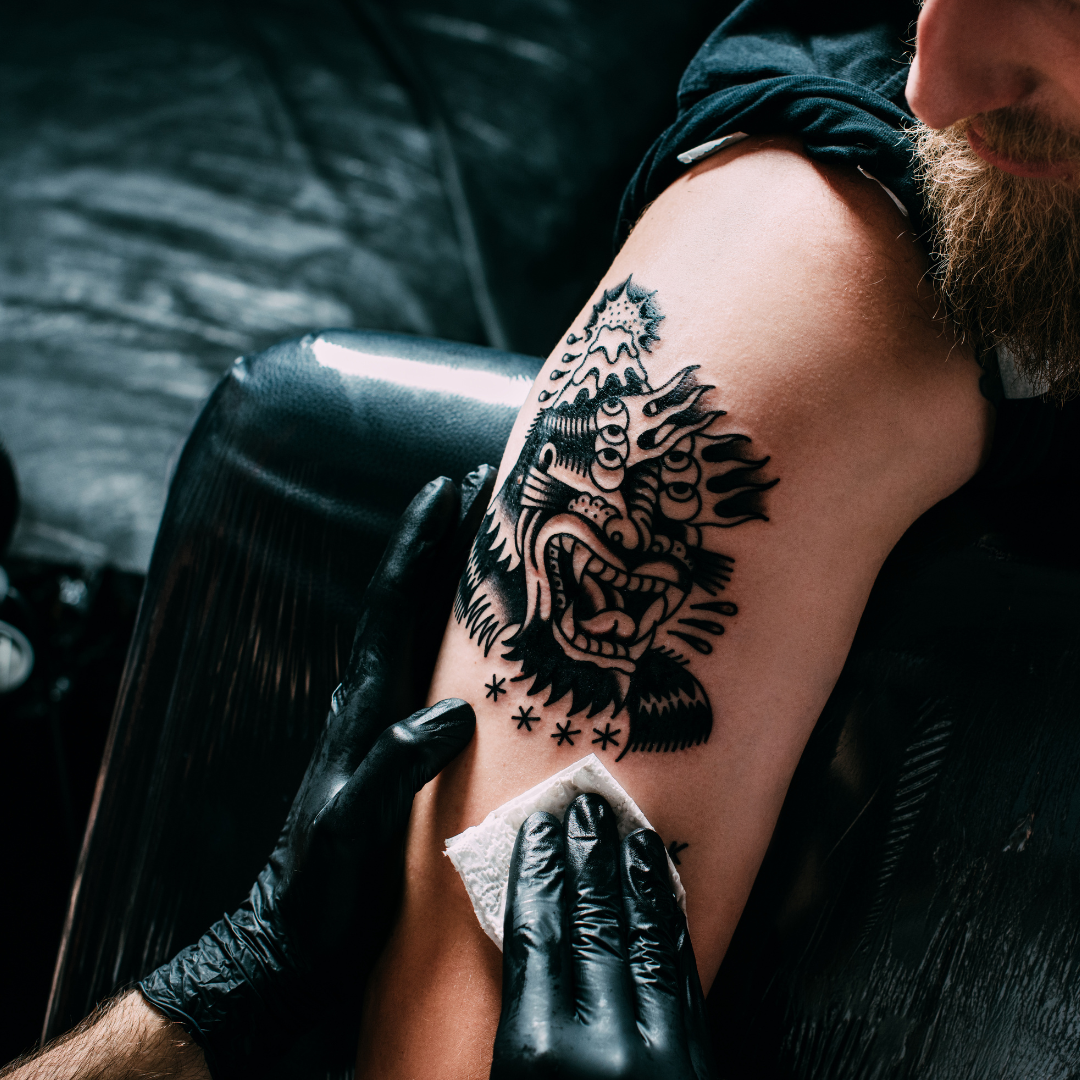 Guantes desechables de nitrilo y látex negro para estudios de tatuaje en Gran Canaria, distribuidos por Distribuciones Marco Palacios. Proporcionan máxima higiene y seguridad durante la realización de tatuajes y piercings, con alta sensibilidad táctil.