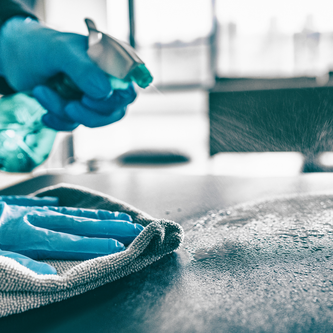 Guantes de nitrilo desechables para limpieza profesional en Gran Canaria, distribuidos por Distribuciones Marco Palacios. Ofrecen resistencia a productos químicos y garantizan una protección duradera en tareas de limpieza intensiva.