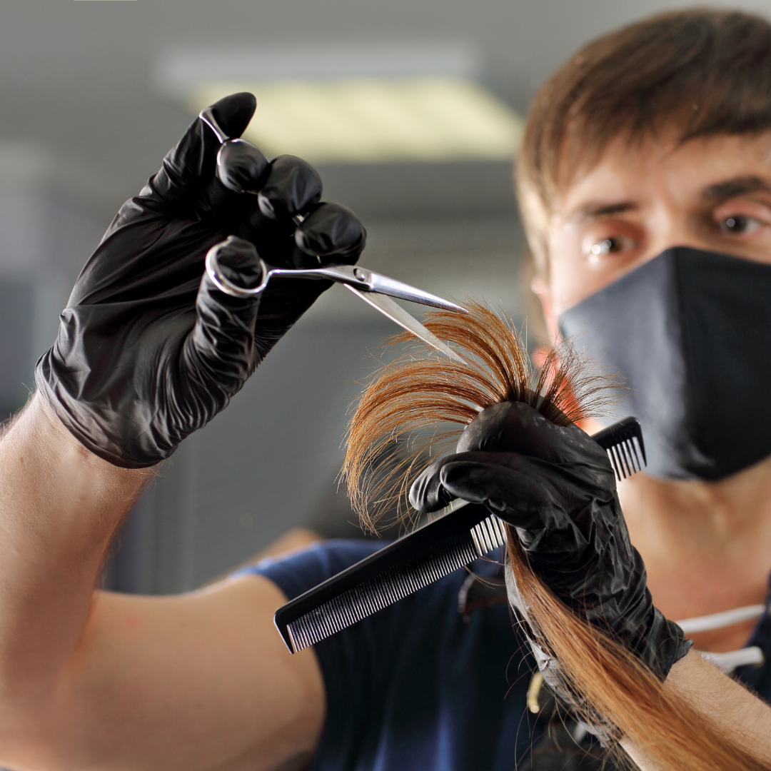 Guantes desechables color rosa y color negro para peluquerías y centros de estética en Gran Canaria, distribuidos por Distribuciones Marco Palacios. Ofrecen protección y estilo en procedimientos de coloración, tintes y tratamientos de belleza.