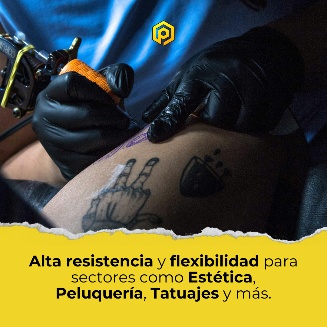 Guantes de látex negro usados en un estudio de tatuaje, proporcionando alta sensibilidad, ajuste perfecto y barrera protectora contra fluidos y tinta. Ideal para tatuadores que buscan guantes resistentes y estéticamente adecuados para sesiones largas.