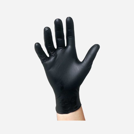 Primer plano de un guante de nitrilo negro sin polvo, mostrando su textura y flexibilidad, ideal para sectores como tatuajes, estética, peluquería y alimentación en Gran Canaria.
