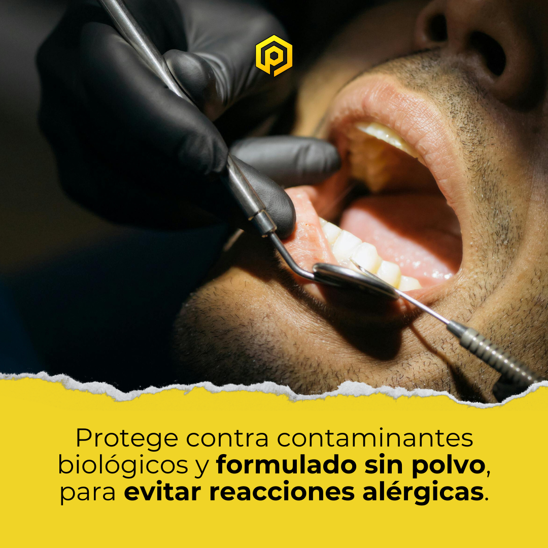 Guantes de nitrilo negro utilizados por un dentista en una clínica dental de Gran Canaria, proporcionando máxima protección e higiene durante procedimientos odontológicos delicados.