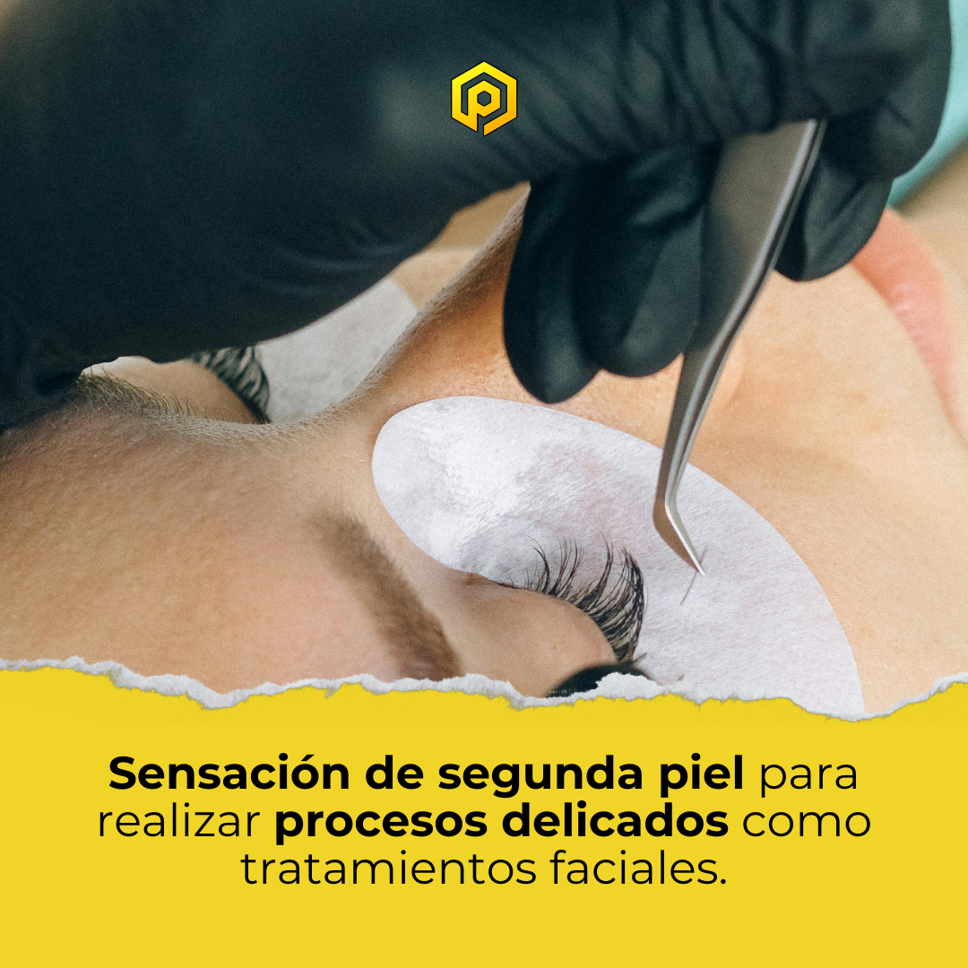 Guantes de nitrilo negro siendo utilizados en un centro de estética para microblading y otros tratamientos delicados, garantizando higiene y precisión en Gran Canaria.