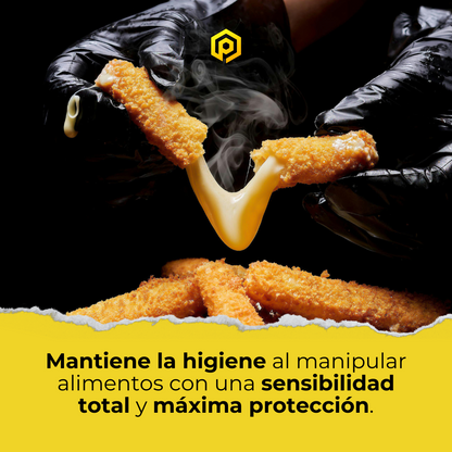 Guantes de nitrilo negro sin polvo en uso para la manipulación de alimentos en una cocina industrial de Gran Canaria, garantizando higiene y protección contra contaminantes.