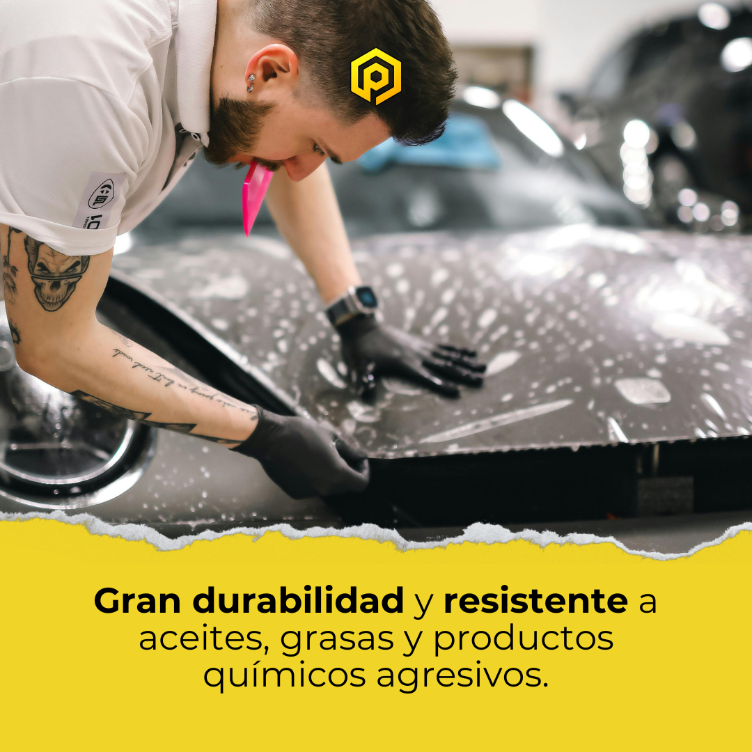 Guantes de nitrilo negro en un taller de automoción de Canarias, ideales para proteger las manos durante la reparación de vehículos y el manejo de productos grasos y aceites.
