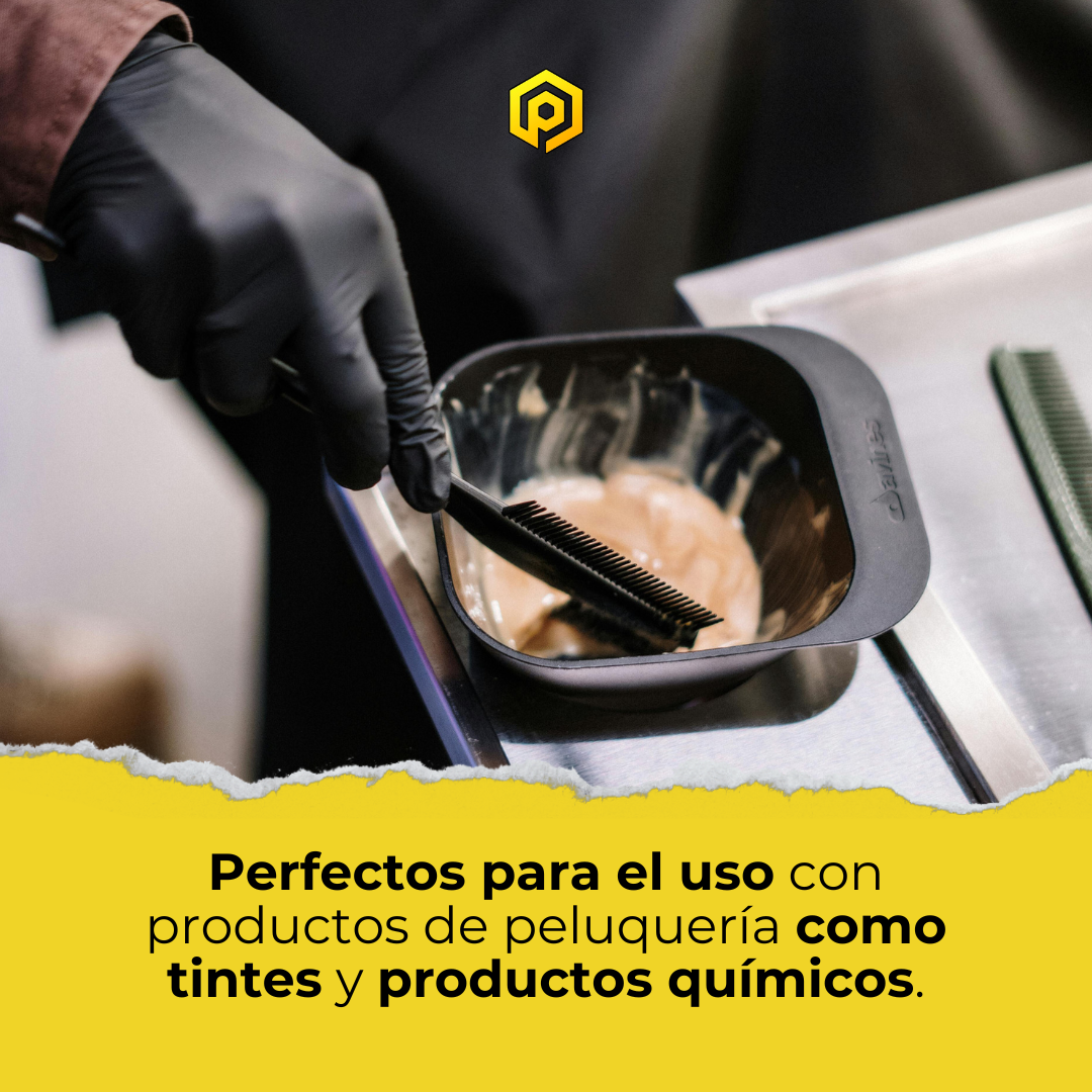 Guantes de nitrilo negro usados por un estilista en Gran Canaria durante la aplicación de tintes y productos químicos para el cabello, asegurando higiene y precisión en tratamientos capilares.