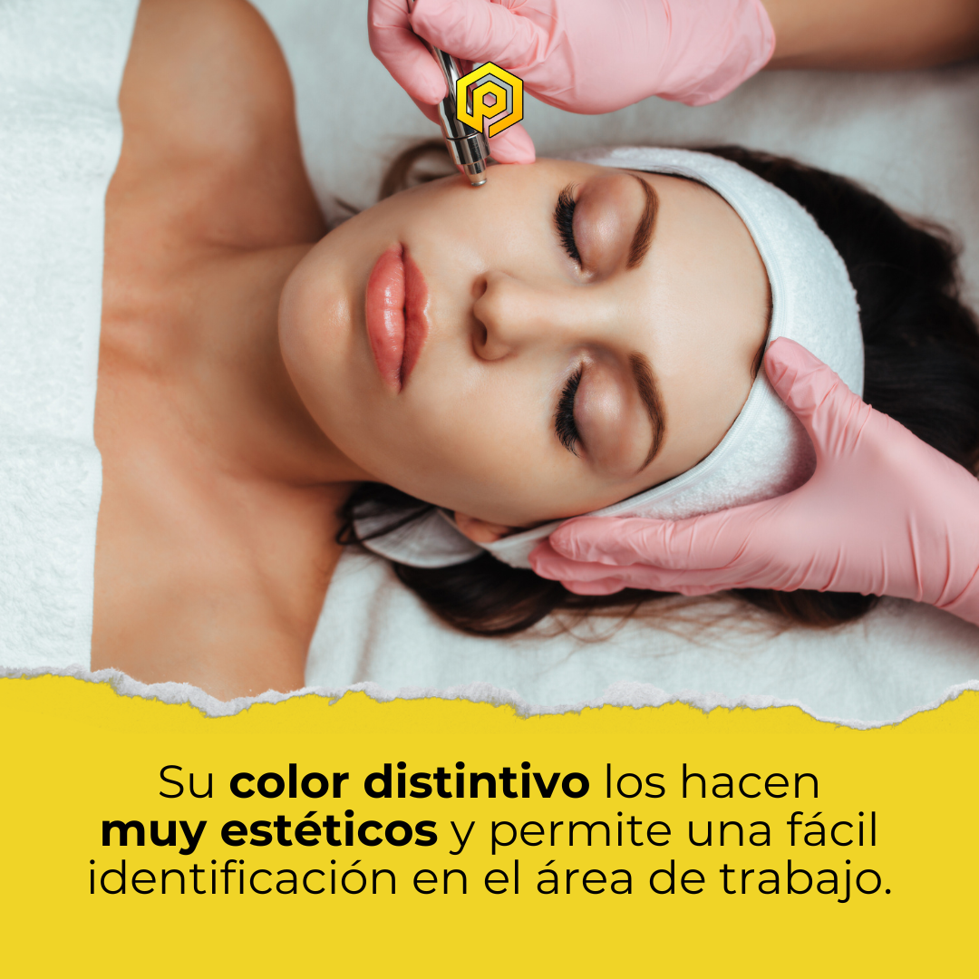 Los guantes de nitrilo rosa Nitriflex en uso durante tratamientos estéticos como microblading, manicura y pedicura, ofrecen una alta sensibilidad táctil para procedimientos precisos. Su color rosa proporciona un toque estético y profesional, siendo la mejor elección para centros de belleza que buscan combinar estilo y funcionalidad en Canarias.