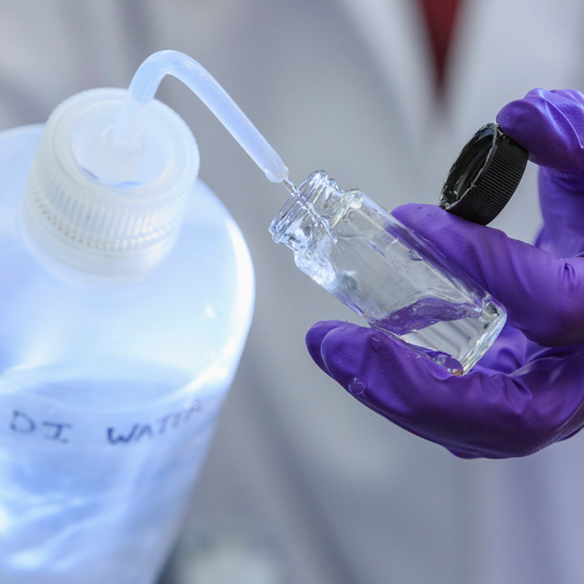 Uso de agua destilada estéril 5L en clínica dental con irrigador, ideal para garantizar higiene y prevenir acumulación de cal.